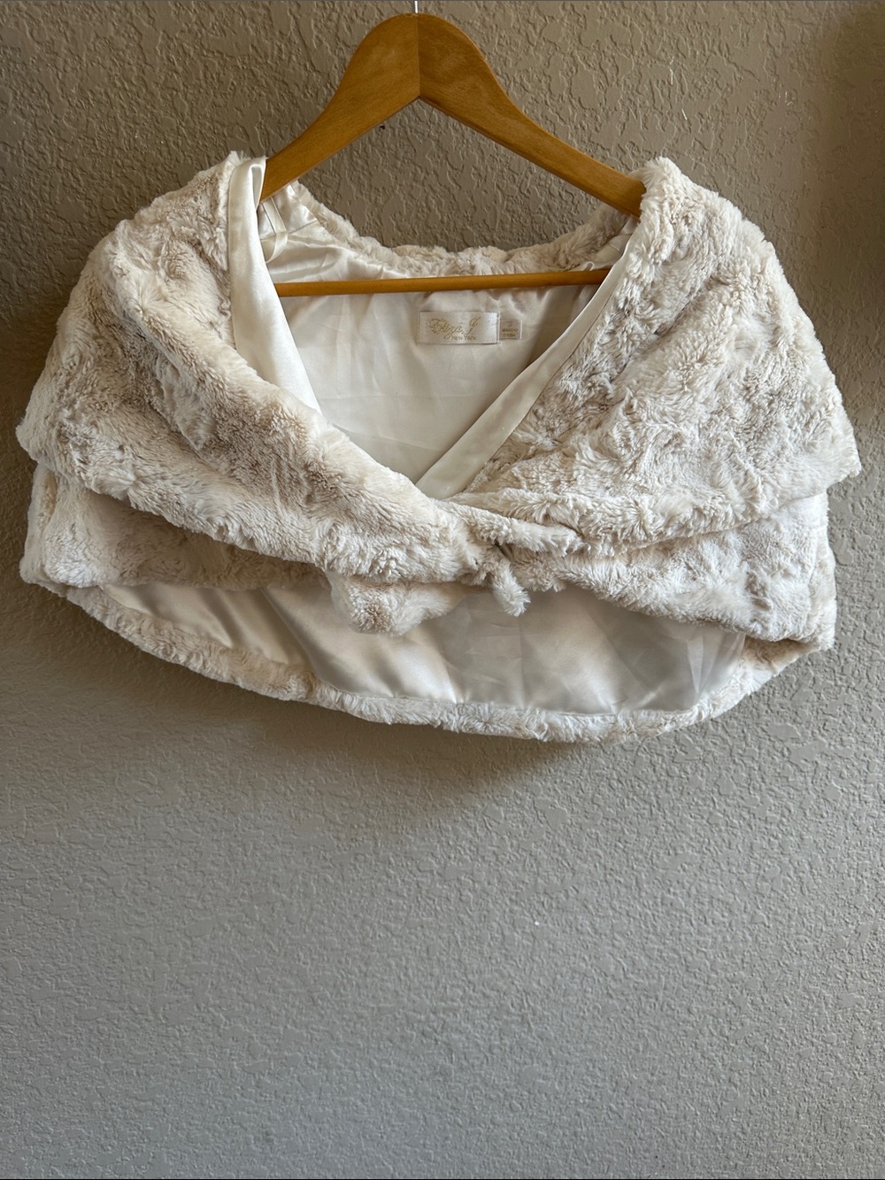 Eliza J Ivory Faux Fur Stole Sz Small
